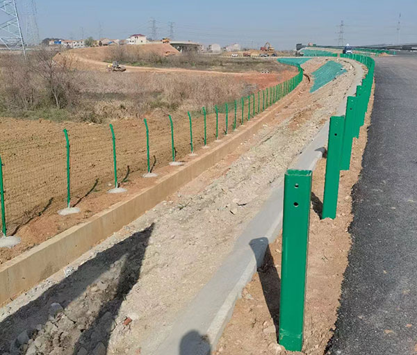 武大高速道（dào）路護欄施工現場